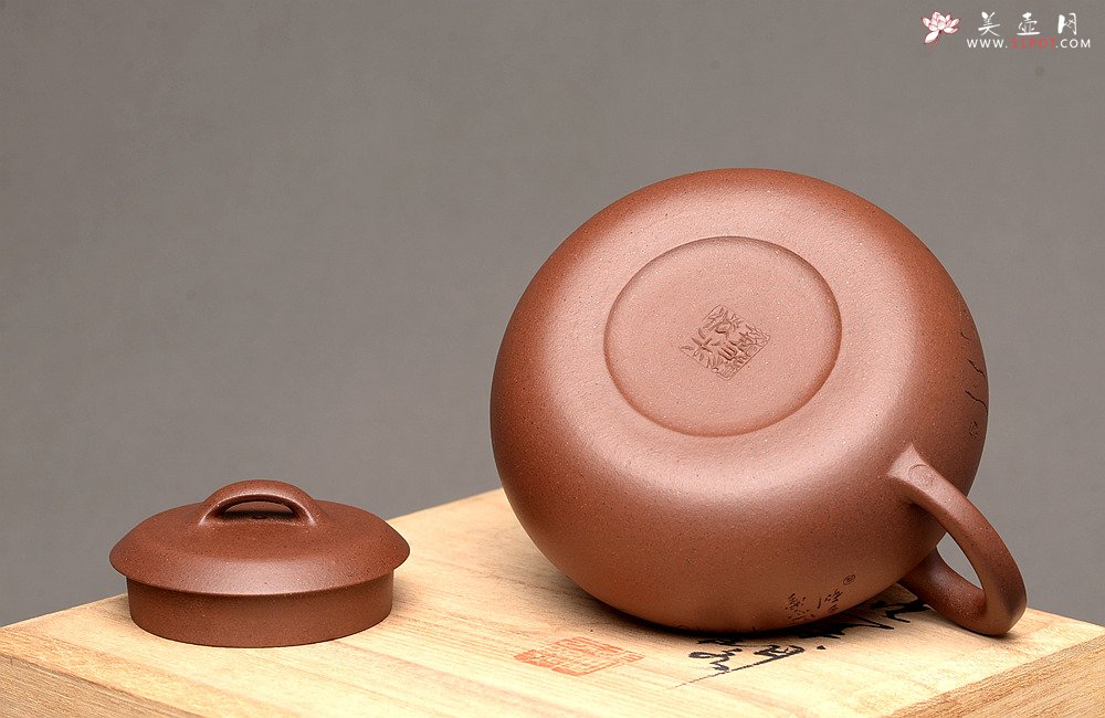 紫砂壶图片：圆润饱满 全手润泉 许嘉年夫人杨米娜全手作品 游心堂精心刻绘 - 宜兴紫砂壶网