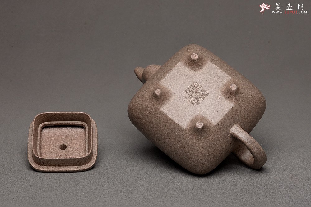 紫砂壶图片：何卫枫最新全手作品  厚重大气 经典传统 老辣传炉 优质青灰泥 - 宜兴紫砂壶网