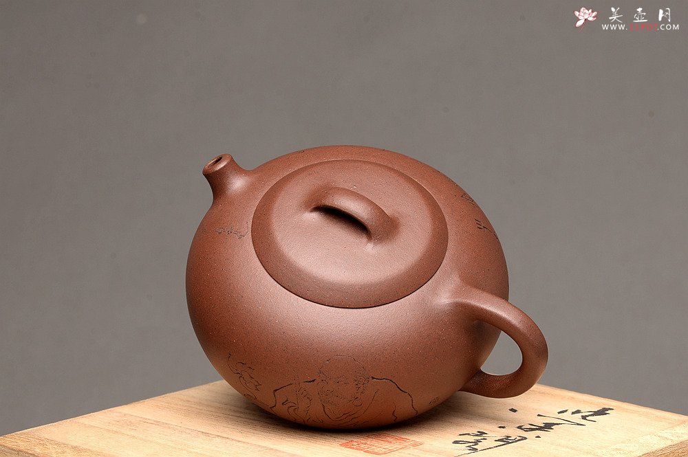 紫砂壶图片：圆润饱满 全手润泉 许嘉年夫人杨米娜全手作品 游心堂精心刻绘 - 宜兴紫砂壶网