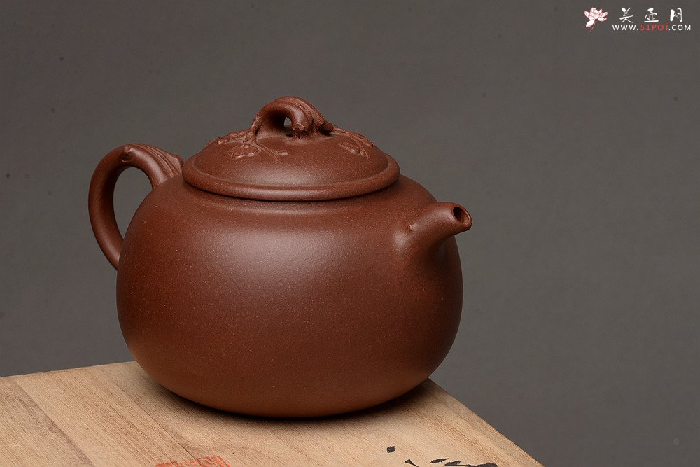 紫砂壶图片：江家风格 梅枝疏朗 贴叶精彩 全手寒香 - 宜兴紫砂壶网