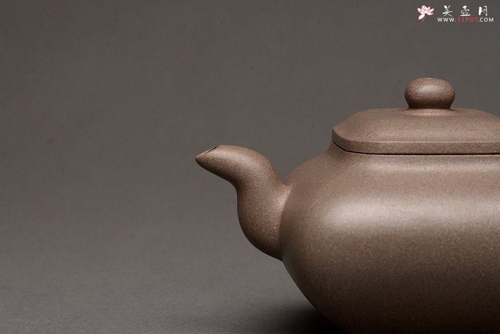 紫砂壶图片：何卫枫最新全手作品  厚重大气 经典传统 老辣传炉 优质青灰泥 - 宜兴紫砂壶网