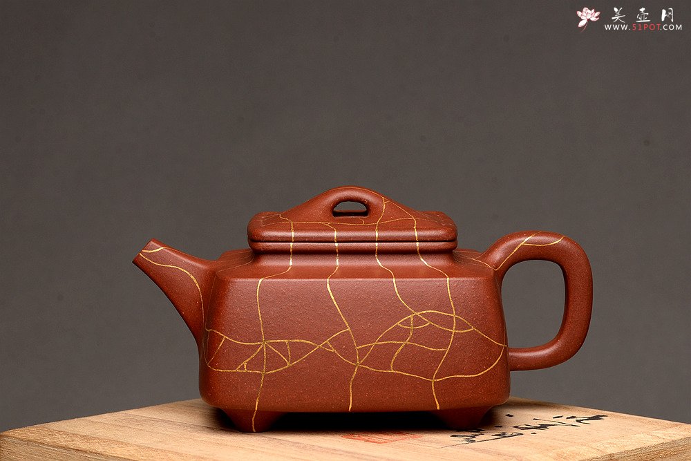 紫砂壶图片：优质底槽青 冰纹魅力~沉稳之作 全手金律四方 真金装饰 - 宜兴紫砂壶网