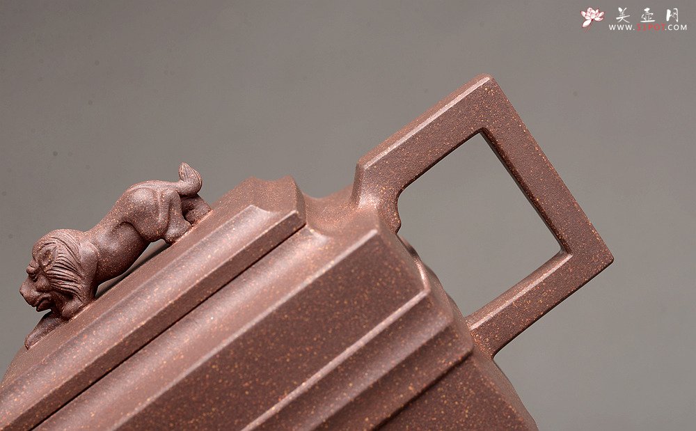 紫砂壶图片：何卫枫全手力作 规整厚重 全手青狮 - 宜兴紫砂壶网