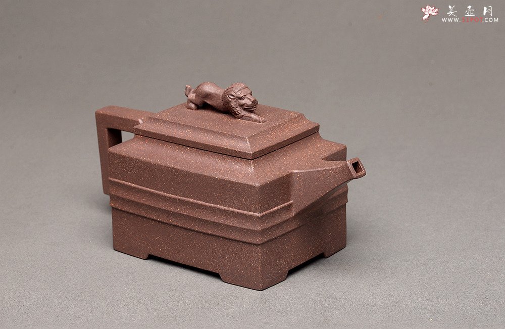 紫砂壶图片：何卫枫全手力作 规整厚重 全手青狮 - 宜兴紫砂壶网