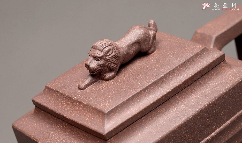 紫砂壶图片：何卫枫全手力作 规整厚重 全手青狮 - 宜兴紫砂壶网