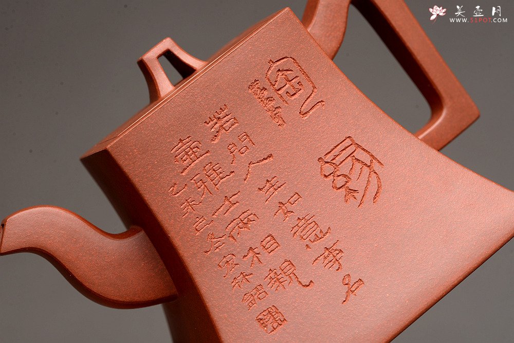 紫砂壶图片：大师风范 稳如泰山 国工师陈宏林装饰  全手方钟 珍藏 - 宜兴紫砂壶网