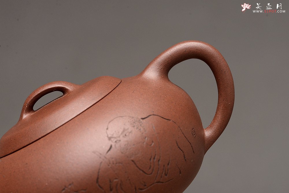 紫砂壶图片：圆润饱满 全手润泉 许嘉年夫人杨米娜全手作品 游心堂精心刻绘 - 宜兴紫砂壶网