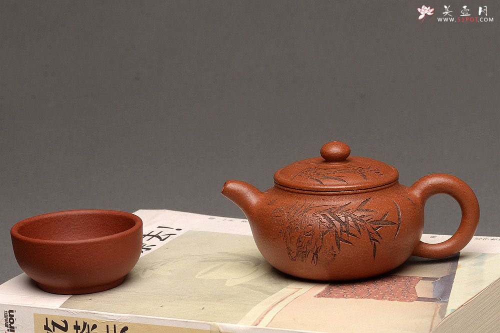 紫砂壶图片：传统经典 优质降坡泥~~小仿古 刻绘精致 仅此一把 - 宜兴紫砂壶网