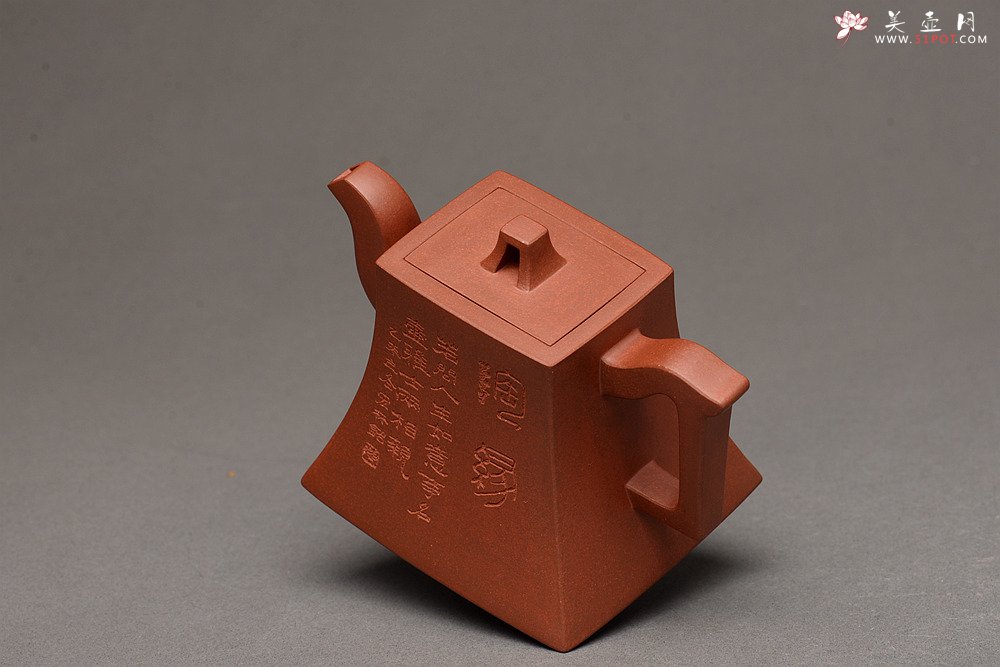 紫砂壶图片：大师风范 稳如泰山 国工师陈宏林装饰  全手方钟 珍藏 - 宜兴紫砂壶网