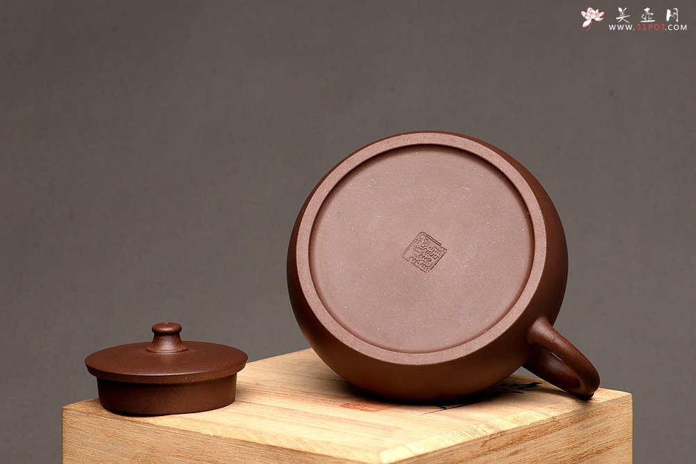 紫砂壶图片：钱伟刚原创 大蕴井栏 惊艳的作品 工整严谨 线条流畅 紫泥 - 宜兴紫砂壶网