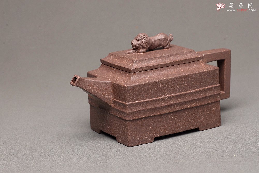 紫砂壶图片：何卫枫全手力作 规整厚重 全手青狮 - 宜兴紫砂壶网