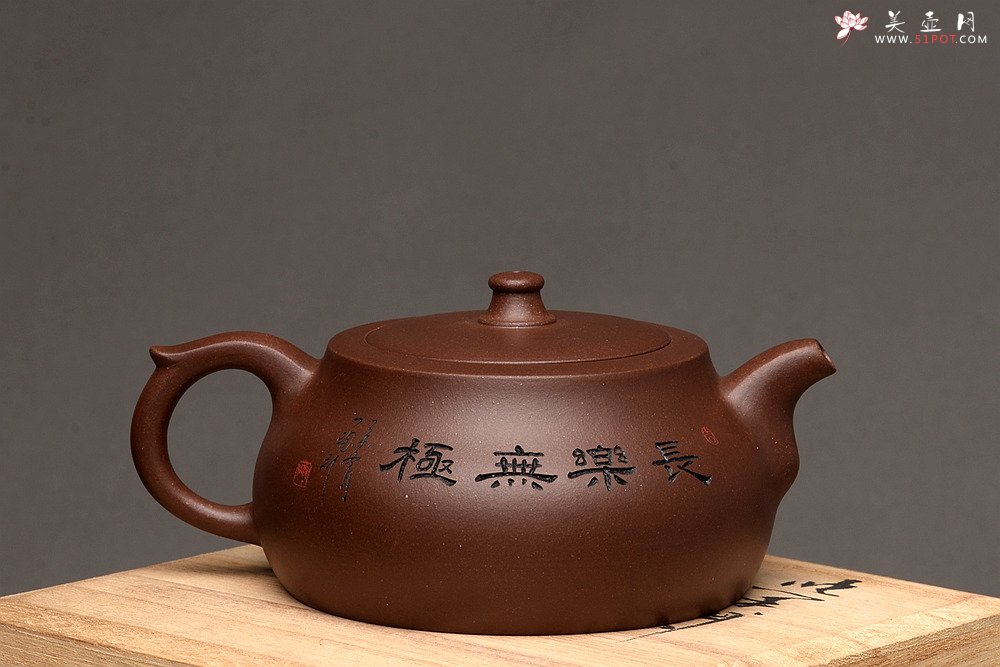 紫砂壶图片：钱伟刚原创 大蕴井栏 惊艳的作品 工整严谨 线条流畅 紫泥 - 宜兴紫砂壶网