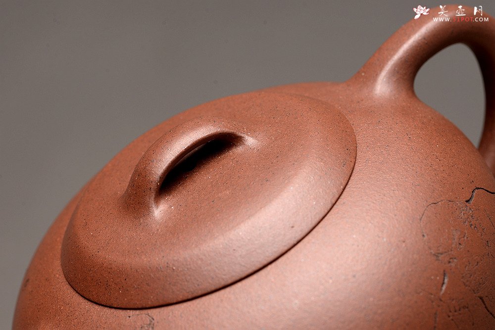 紫砂壶图片：圆润饱满 全手润泉 许嘉年夫人杨米娜全手作品 游心堂精心刻绘 - 宜兴紫砂壶网