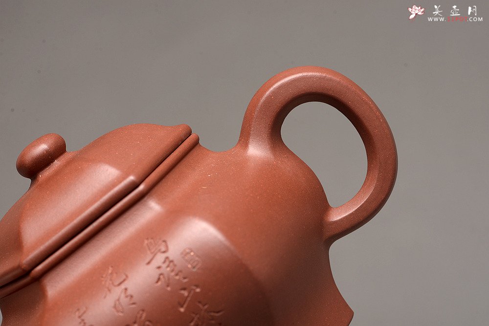 紫砂壶图片：何卫枫最新全手作品  稳重大气 全手恒古六方 国工师陈宏林装饰  - 宜兴紫砂壶网