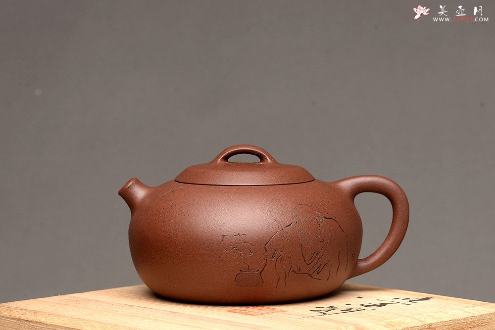 紫砂壶图片：圆润饱满 全手润泉 许嘉年夫人杨米娜全手作品 游心堂精心刻绘 - 宜兴紫砂壶网