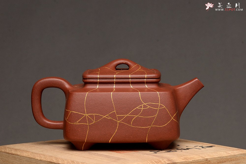 紫砂壶图片：优质底槽青 冰纹魅力~沉稳之作 全手金律四方 真金装饰 - 宜兴紫砂壶网
