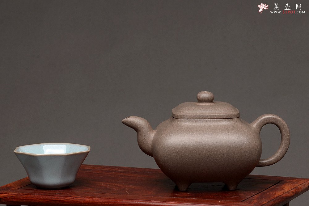 紫砂壶图片：何卫枫最新全手作品  厚重大气 经典传统 老辣传炉 优质青灰泥 - 宜兴紫砂壶网