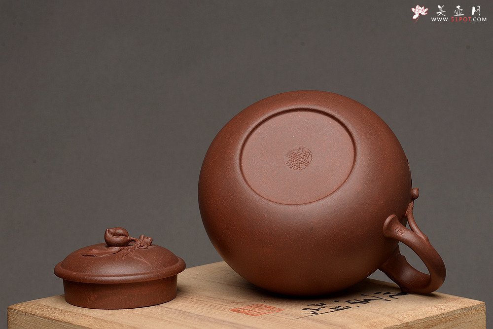 紫砂壶图片：潘丹初全手力作 沉稳敦厚不失拙趣 吉祥深深 蟠桃 - 宜兴紫砂壶网