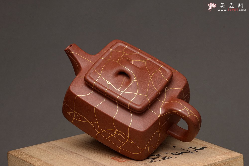 紫砂壶图片：优质底槽青 冰纹魅力~沉稳之作 全手金律四方 真金装饰 - 宜兴紫砂壶网