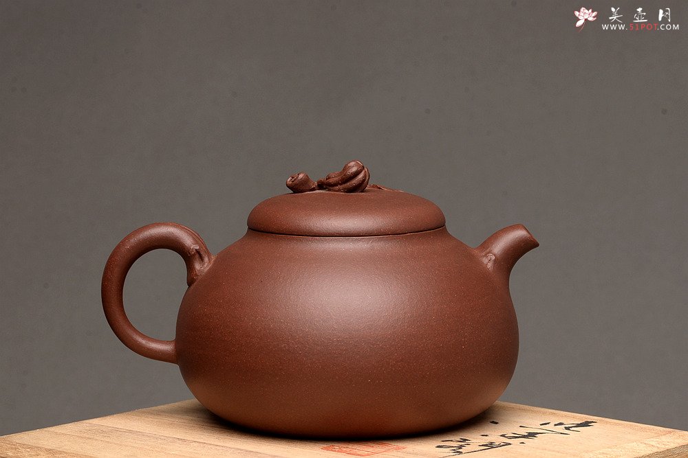 紫砂壶图片：潘丹初作品 吉祥祝福 敦厚可人 全手佛手 - 宜兴紫砂壶网