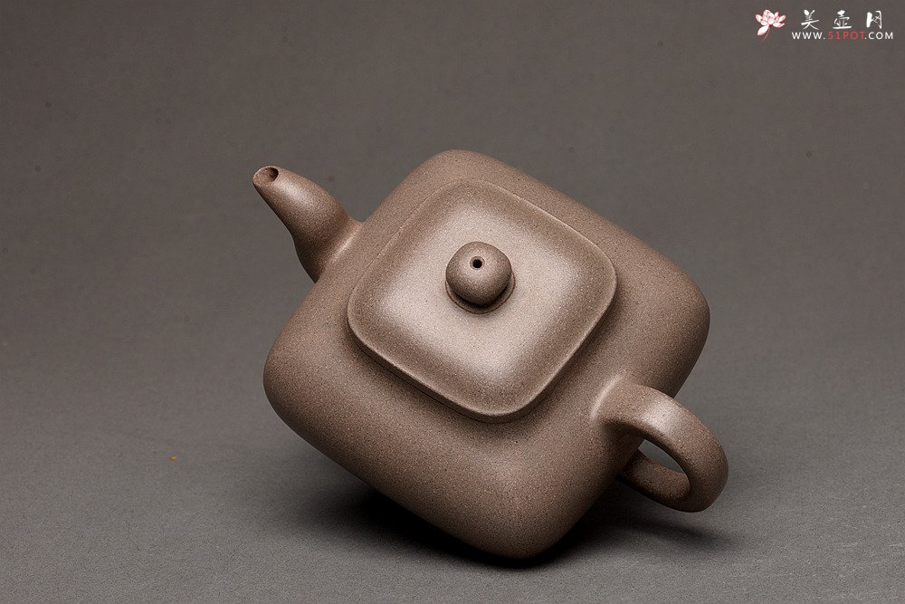 紫砂壶图片：何卫枫最新全手作品  厚重大气 经典传统 老辣传炉 优质青灰泥 - 宜兴紫砂壶网