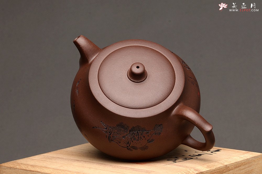 紫砂壶图片：钱伟刚原创 大蕴井栏 惊艳的作品 工整严谨 线条流畅 紫泥 - 宜兴紫砂壶网