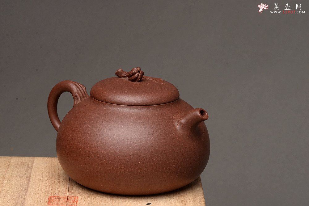 紫砂壶图片：潘丹初作品 吉祥祝福 敦厚可人 全手佛手 - 宜兴紫砂壶网