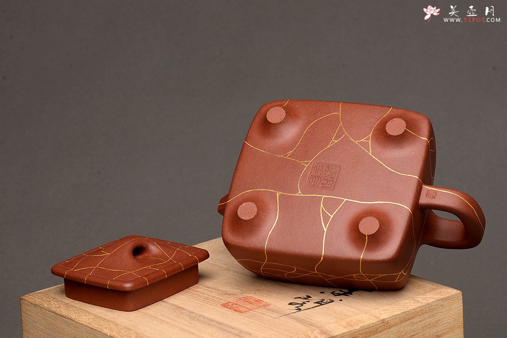 紫砂壶图片：优质底槽青 冰纹魅力~沉稳之作 全手金律四方 真金装饰 - 宜兴紫砂壶网