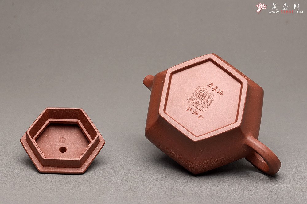 紫砂壶图片：何卫枫最新全手作品  稳重大气 全手恒古六方 国工师陈宏林装饰  - 宜兴紫砂壶网