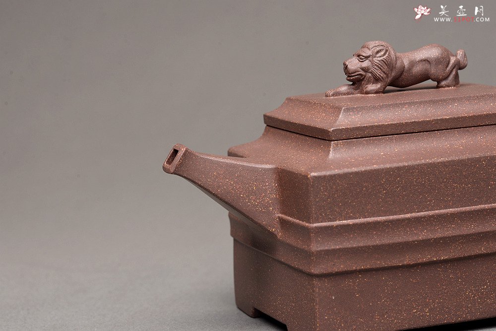 紫砂壶图片：何卫枫全手力作 规整厚重 全手青狮 - 宜兴紫砂壶网