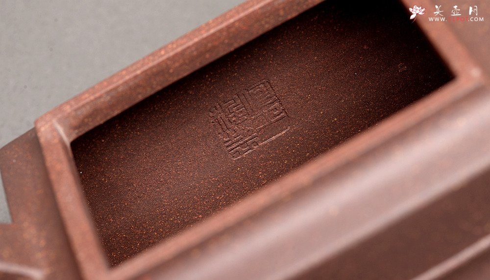 紫砂壶图片：何卫枫全手力作 规整厚重 全手青狮 - 宜兴紫砂壶网