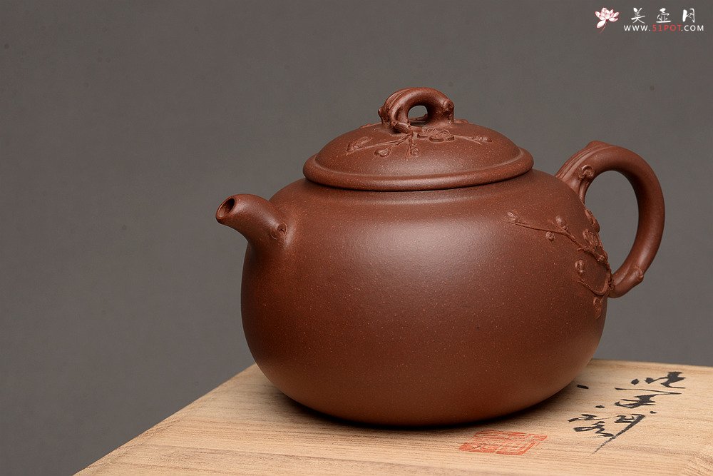 紫砂壶图片：江家风格 梅枝疏朗 贴叶精彩 全手寒香 - 宜兴紫砂壶网