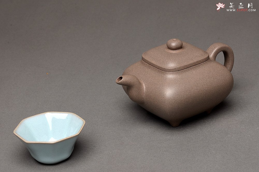 紫砂壶图片：何卫枫最新全手作品  厚重大气 经典传统 老辣传炉 优质青灰泥 - 宜兴紫砂壶网