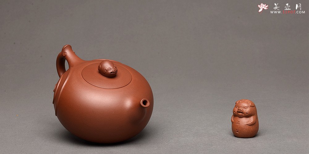 紫砂壶图片：乙未年终全手力作 敦厚可人 处处细节 寓意吉祥 金猪纳福  - 宜兴紫砂壶网