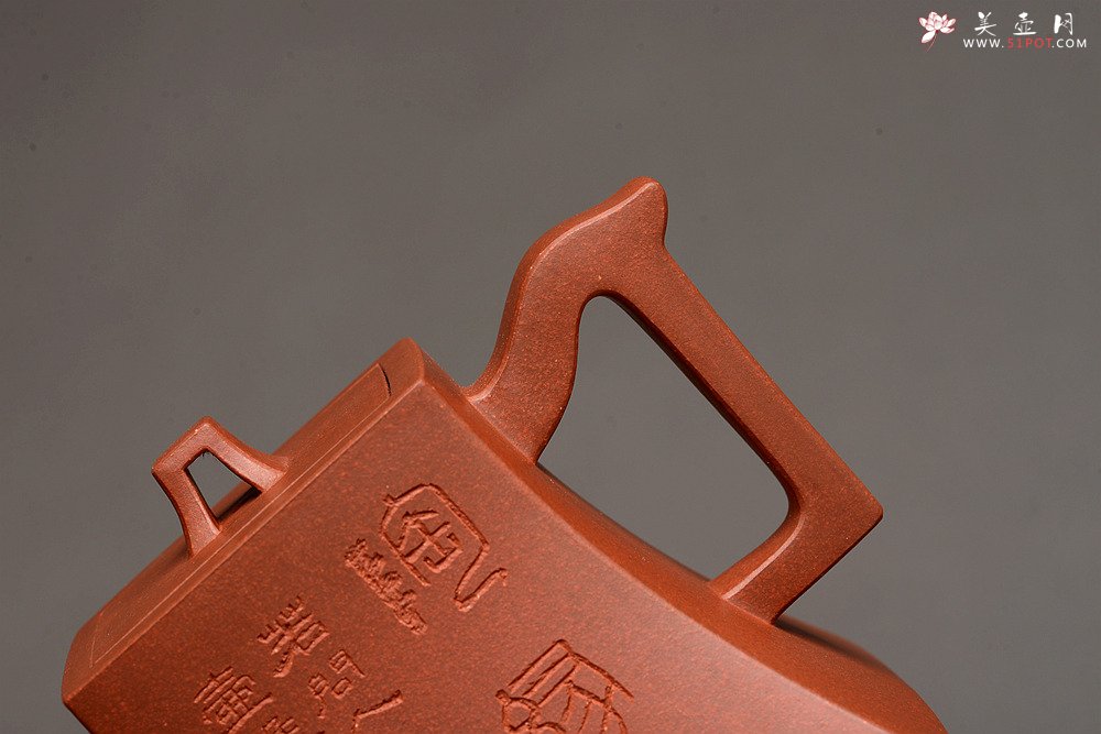 紫砂壶图片：大师风范 稳如泰山 国工师陈宏林装饰  全手方钟 珍藏 - 宜兴紫砂壶网