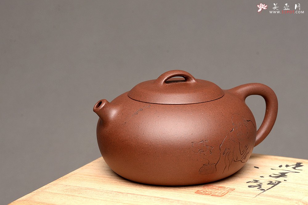 紫砂壶图片：圆润饱满 全手润泉 许嘉年夫人杨米娜全手作品 游心堂精心刻绘 - 宜兴紫砂壶网