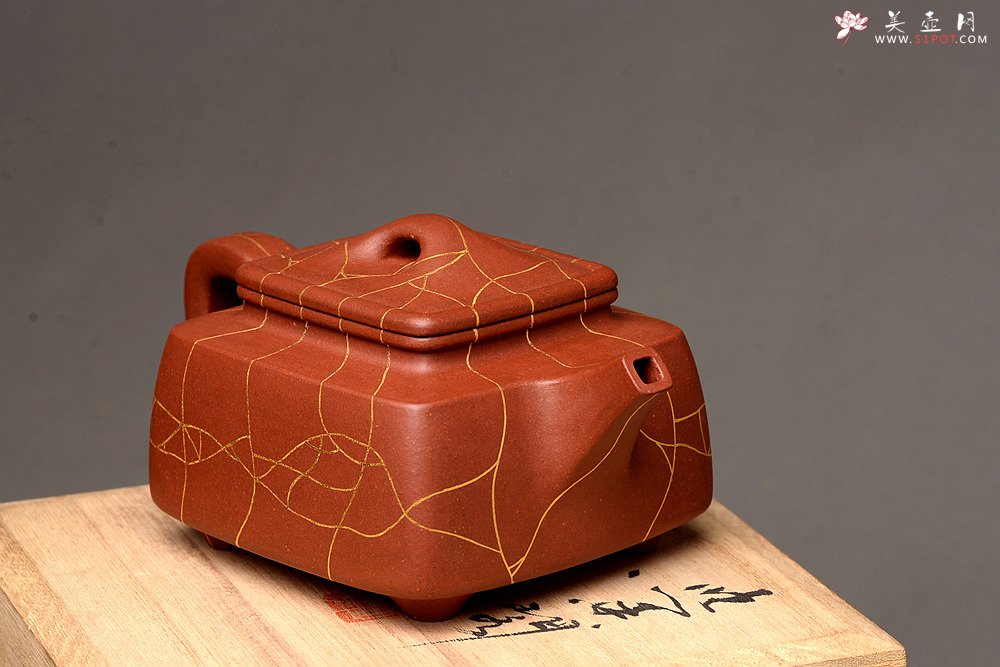 紫砂壶图片：优质底槽青 冰纹魅力~沉稳之作 全手金律四方 真金装饰 - 宜兴紫砂壶网