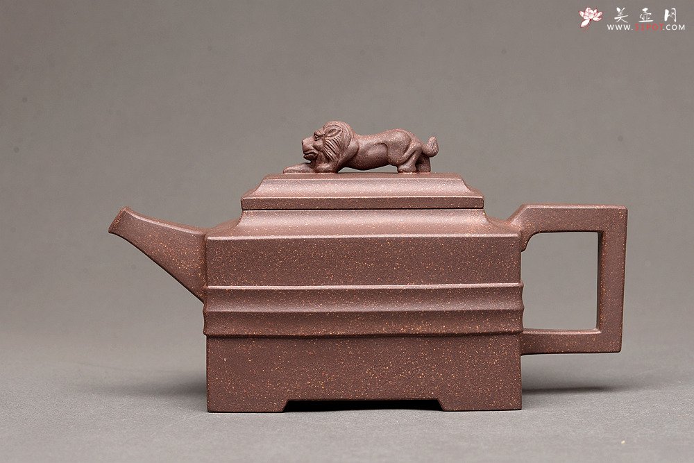 紫砂壶图片：何卫枫全手力作 规整厚重 全手青狮 - 宜兴紫砂壶网