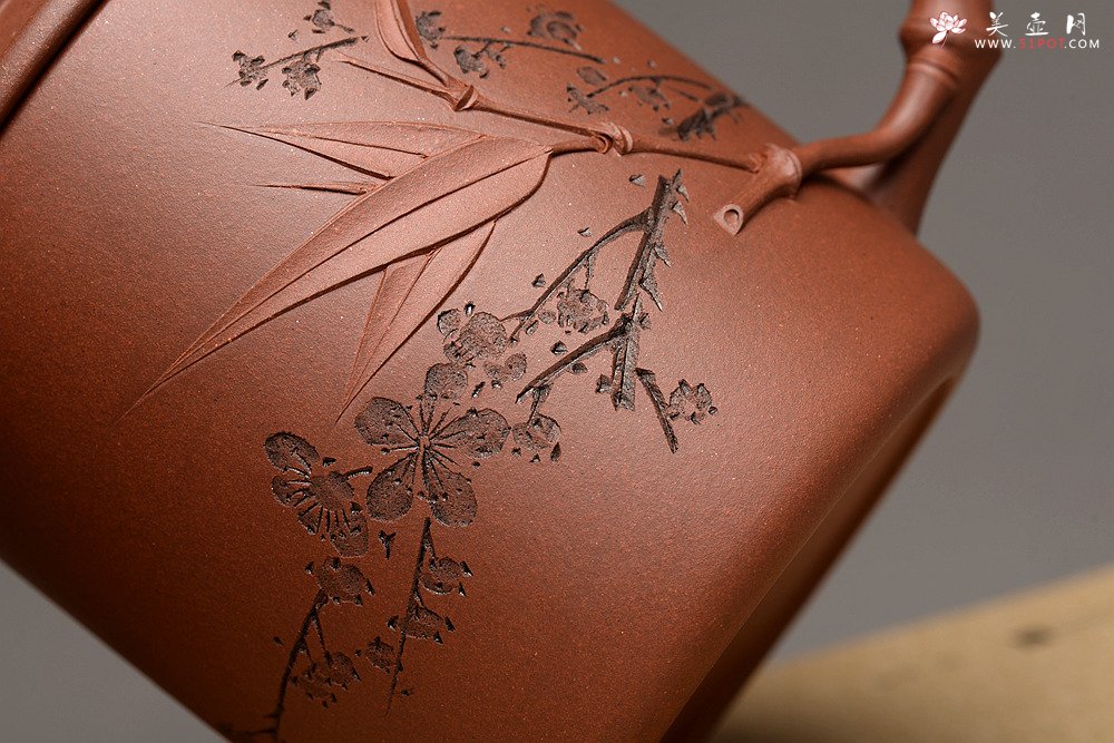 紫砂壶图片：格调雅玩 陆轶舟老师精刻 居不可无竹~好料竹节盖杯 - 宜兴紫砂壶网