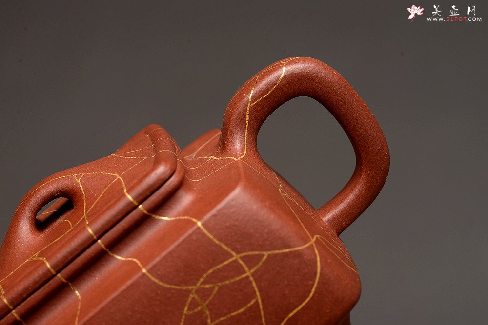 紫砂壶图片：优质底槽青 冰纹魅力~沉稳之作 全手金律四方 真金装饰 - 宜兴紫砂壶网