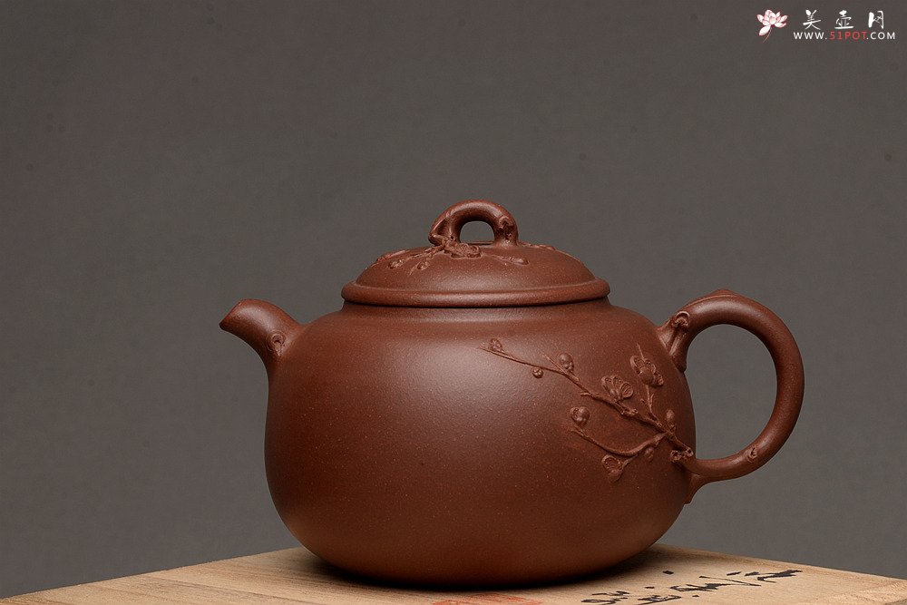 紫砂壶图片：江家风格 梅枝疏朗 贴叶精彩 全手寒香 - 宜兴紫砂壶网