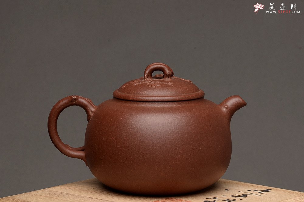 紫砂壶图片：江家风格 梅枝疏朗 贴叶精彩 全手寒香 - 宜兴紫砂壶网