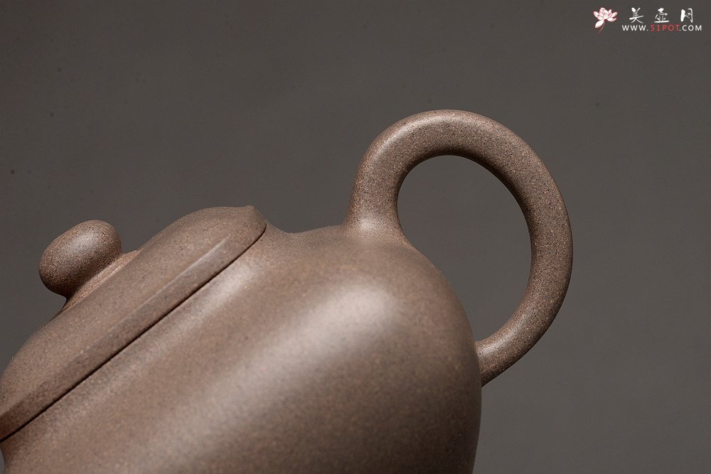 紫砂壶图片：何卫枫最新全手作品  厚重大气 经典传统 老辣传炉 优质青灰泥 - 宜兴紫砂壶网