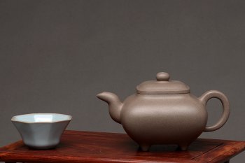 紫砂壶图片：何卫枫最新全手作品  厚重大气 经典传统 老辣传炉 优质青灰泥 - 宜兴紫砂壶网