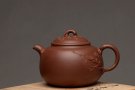 紫砂壶图片：江家风格 梅枝疏朗 贴叶精彩 全手寒香 - 宜兴紫砂壶网