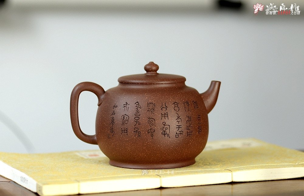 紫砂壶图片：紫泥调砂 金石浓郁 文气之作 全手蕴香 国工和石精刻 - 宜兴紫砂壶网