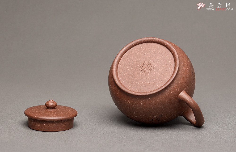 紫砂壶图片：紫泥调砂 金石浓郁 文气之作 全手蕴香 国工和石精刻 - 宜兴紫砂壶网