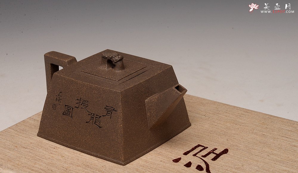 紫砂壶图片：何卫枫新作 陆轶舟装饰 文气耐品~ 全手龙顶四方 优质青段 - 宜兴紫砂壶网