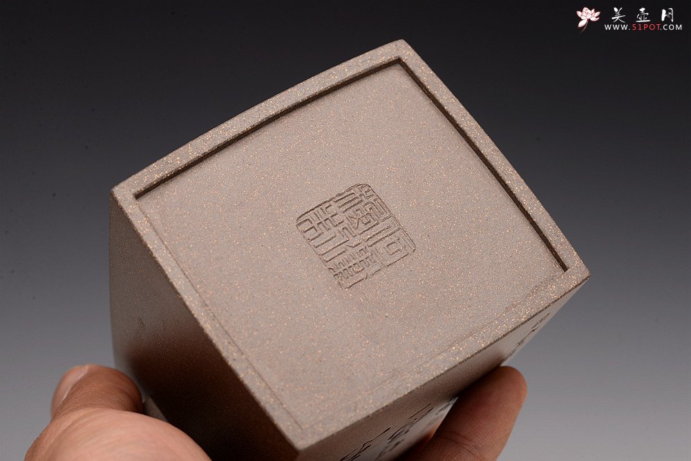 紫砂壶图片：何卫枫丙申春全手新作 毛国强徒弟刘华文气装饰 明相四方 稳中见秀 做工挺拔 - 宜兴紫砂壶网