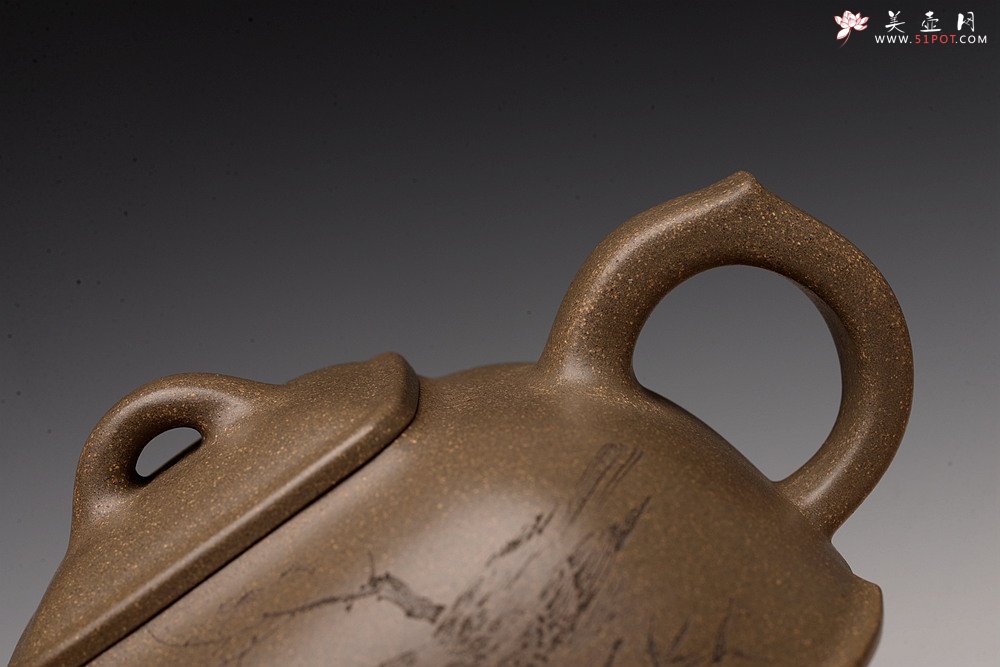 紫砂壶图片：陶刻实力派赵辉装饰  稳重大气 全手墩方 何卫枫经典代表作 做工精致 - 宜兴紫砂壶网